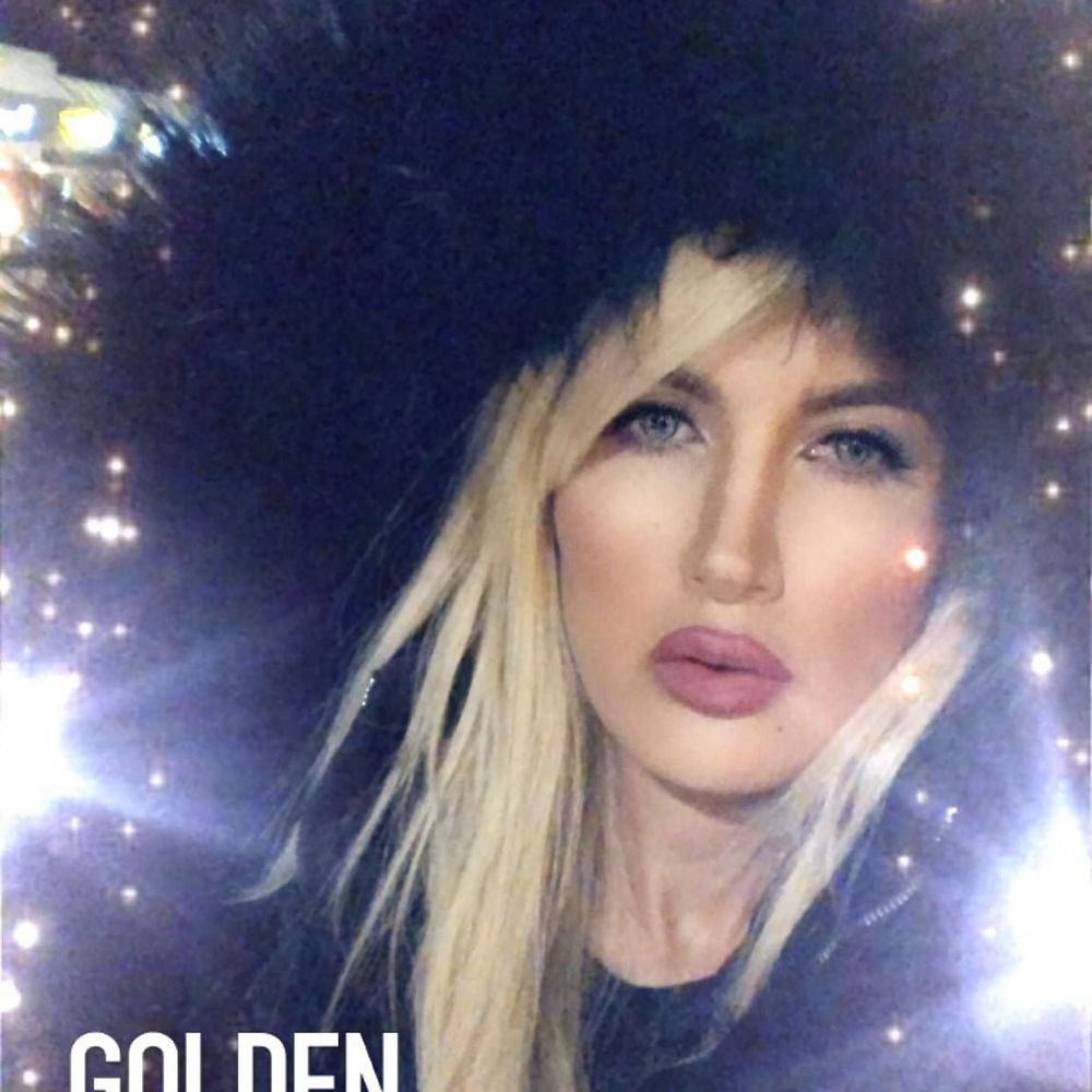 Meet your Posher, Mona